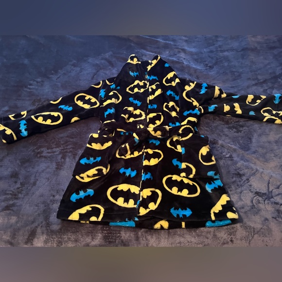 NWT Batman Robe 100% Polyester Size 6/7 (boys) - Picture 3 of 15